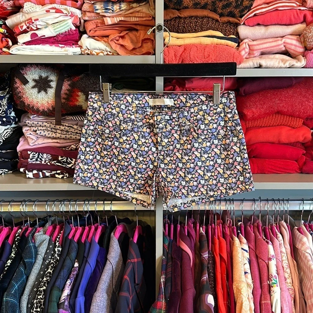Levi’s purple/navy/pink flowered 2 1/2” size 26 shorts